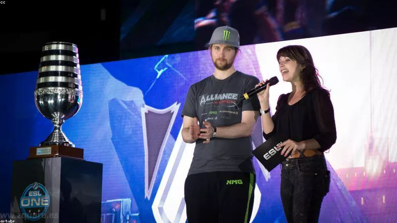 FPT Shop "chơi lớn": Ra mắt đội tuyển eSports chuyên nghiệp, khẳng định vị thế "ông lớn" làng game Việt!