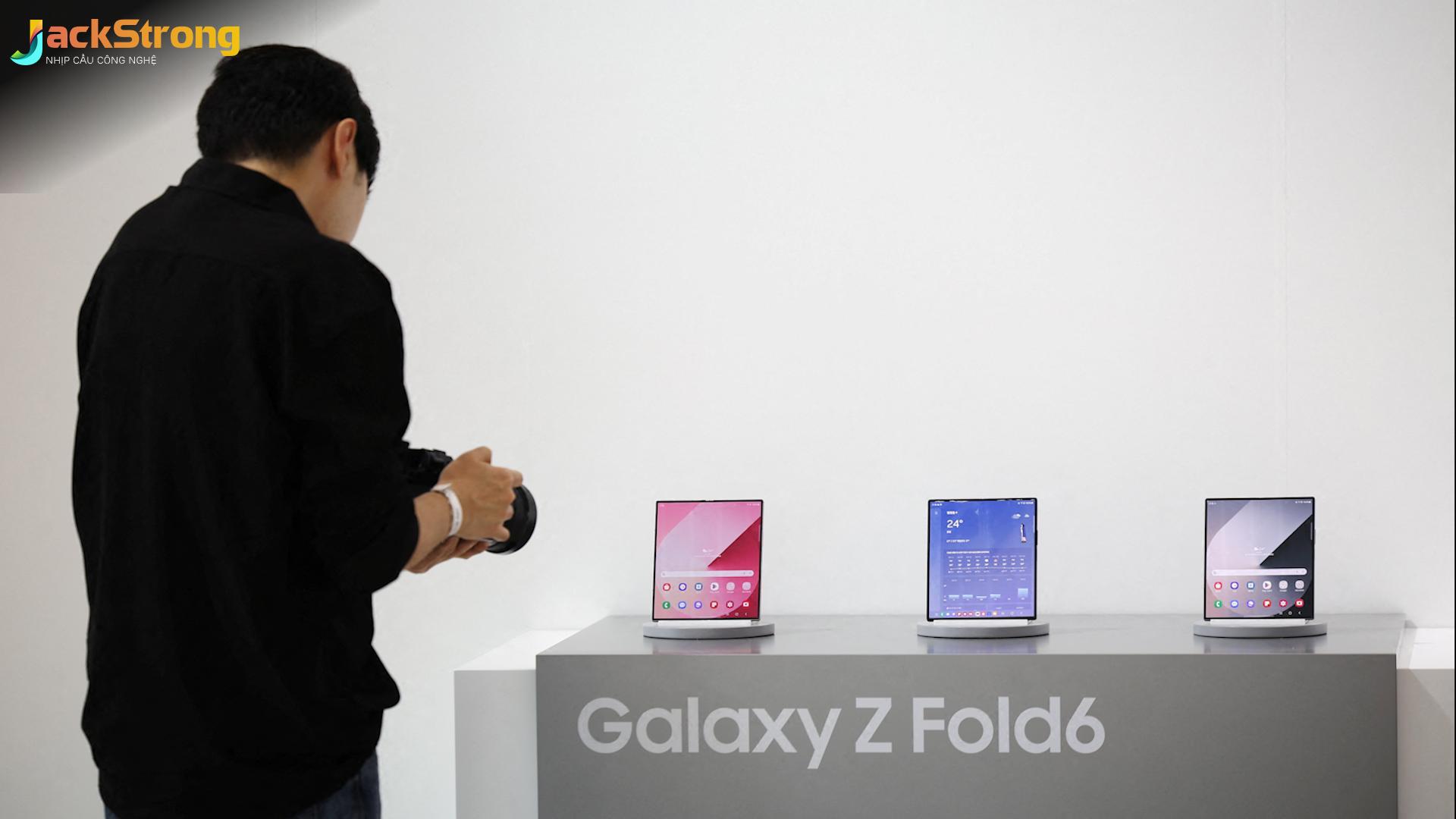 Cuộc Chiến Cập Nhật: Samsung Đối Đầu Với Google Và Apple